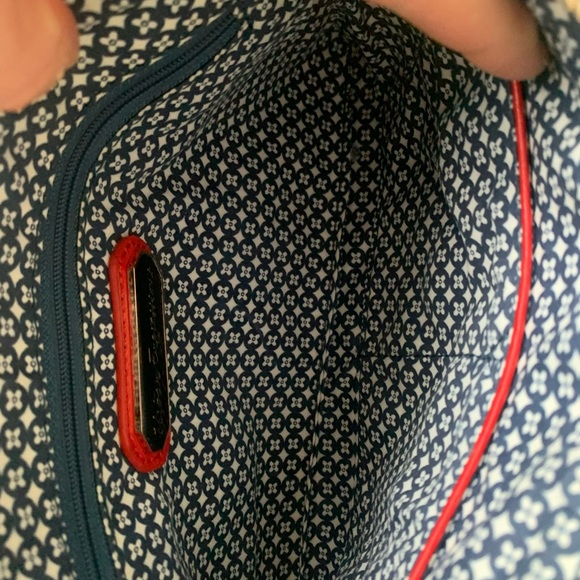 Quilted look. Gold hard wear. 2 straps. Pristine condition! - Picture 5 of 6